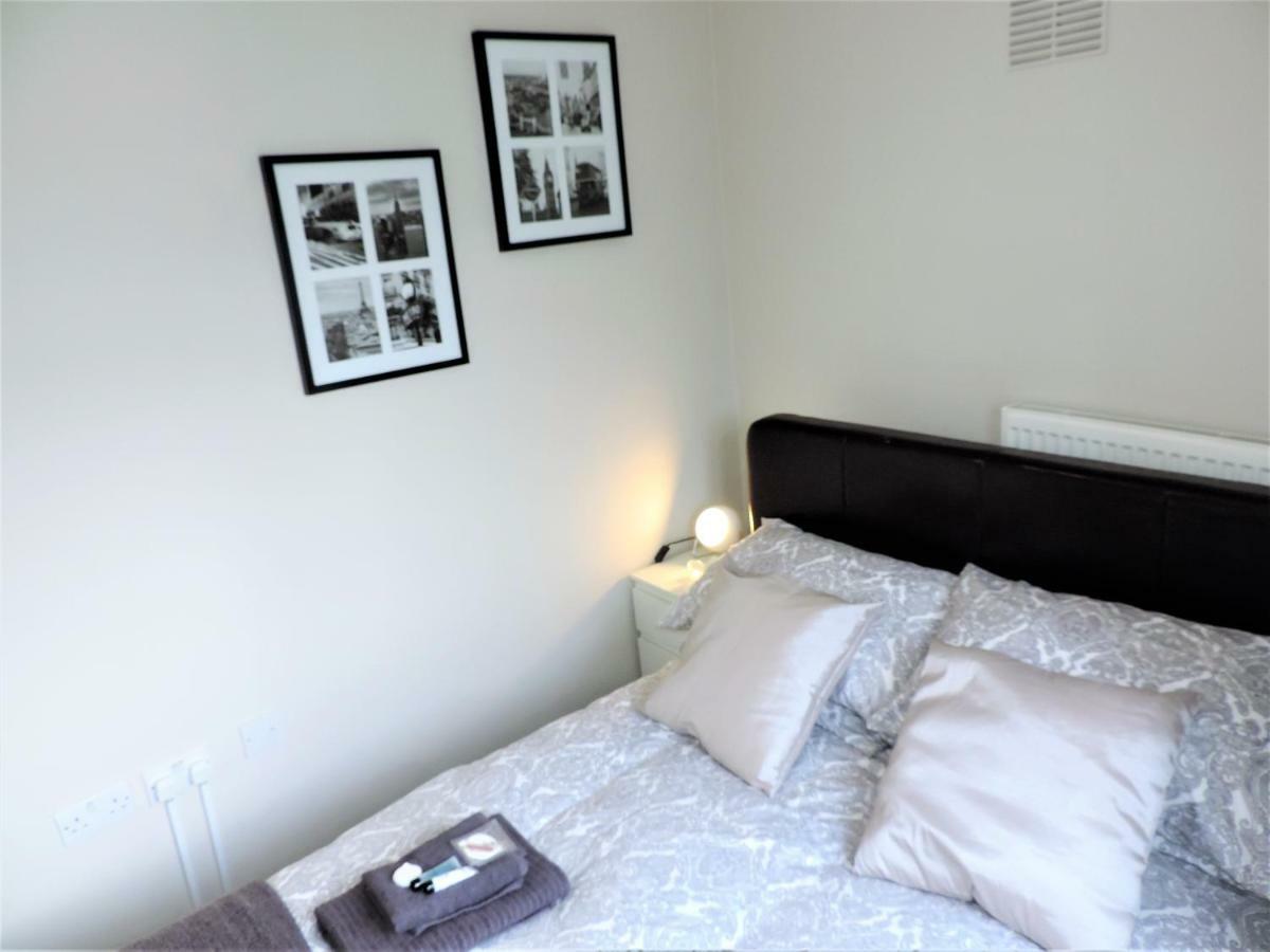 1 Bed Bagshot Pennyhill Accommodation מראה חיצוני תמונה