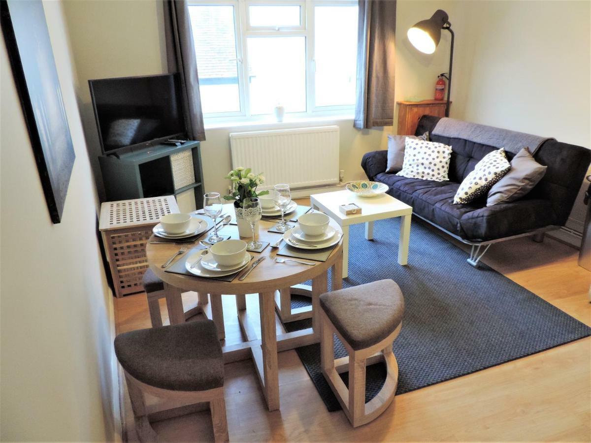 1 Bed Bagshot Pennyhill Accommodation מראה חיצוני תמונה